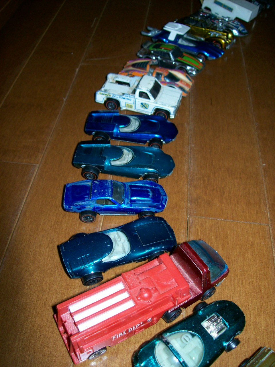 HOT WHEELS COLLECTION RED LINES 87 CARS 21 BADGES CASES INCLUDED 