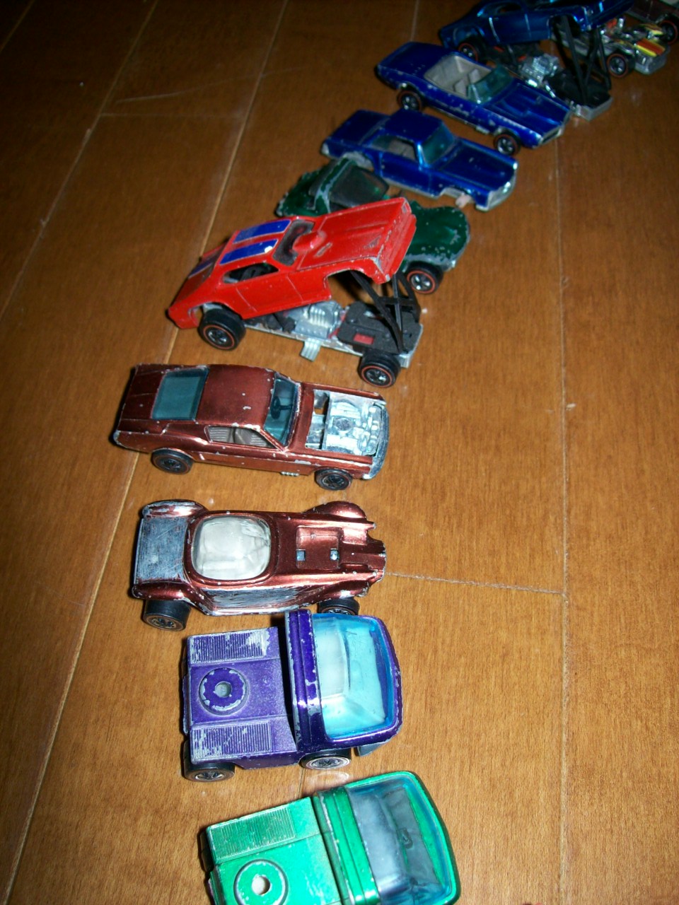 HOT WHEELS COLLECTION RED LINES 87 CARS 21 BADGES CASES INCLUDED 